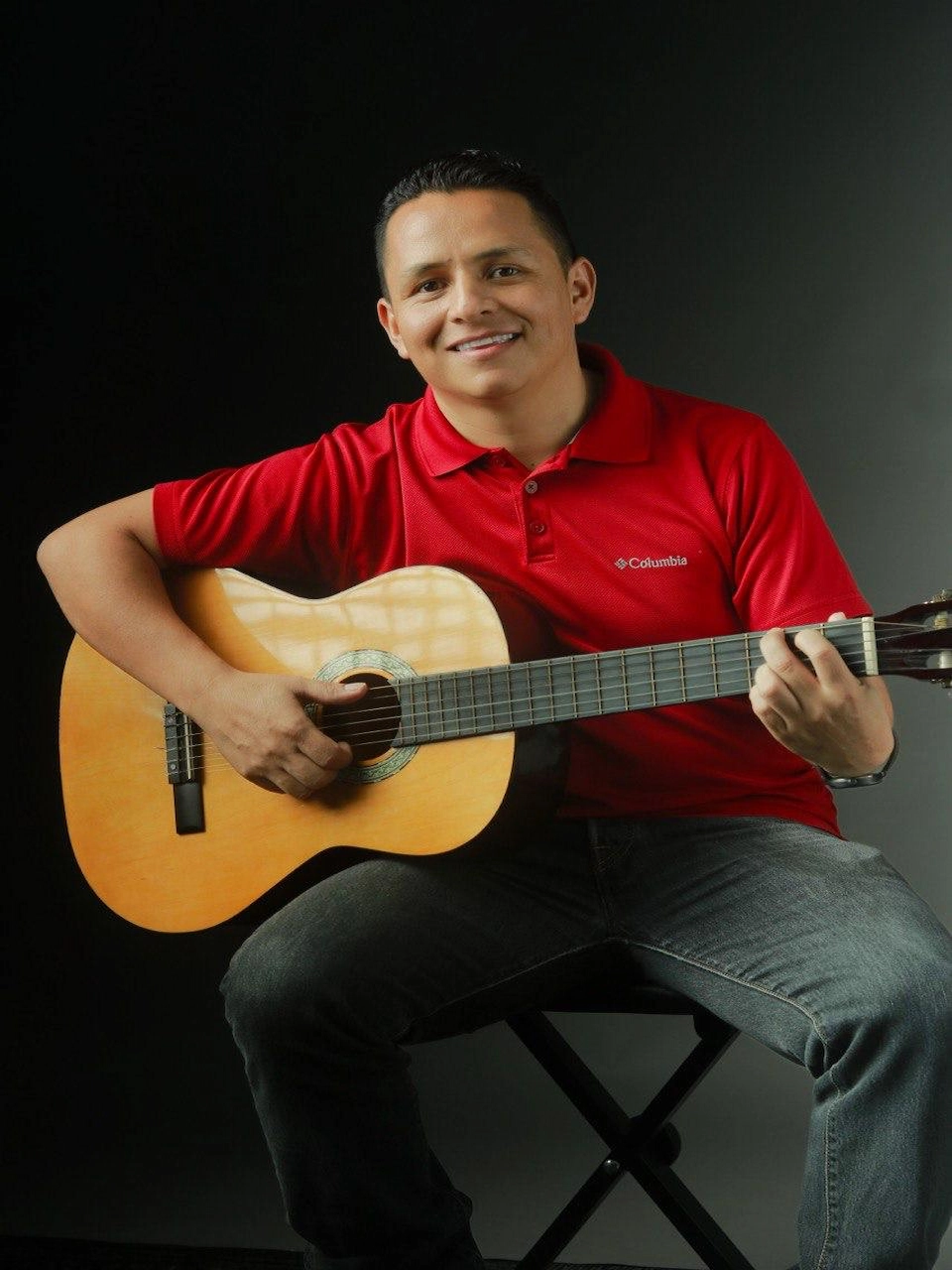 adulto-tocando-guitarra-instituto-sol Profesor del Instituto Sol demostrando técnicas avanzadas de guitarra durante una clase para adultos en nuestra escuela de música y arte