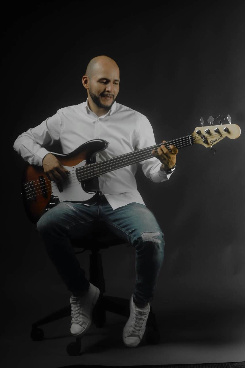 maestro-tocando-guitarra-instituto-sol Profesor experimentado del Instituto Sol interpretando una pieza en guitarra clásica, demostrando técnica y pasión musical durante una clase magistral