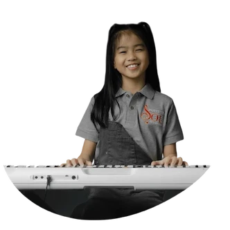 academia de musica Estudiante joven del Instituto Sol practicando piano durante su clase individual, desarrollando técnica y expresividad musical en nuestra escuela de arte