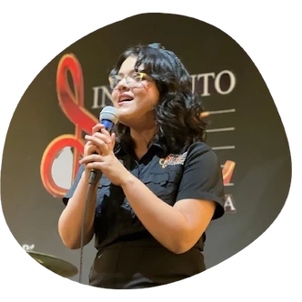 Profesora de técnica vocal del Instituto Sol realizando una demostración de canto durante una clase grupal, inspirando a sus estudiantes con su interpretación