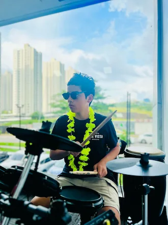 cURSO DE BATERIA EN PANAMA joven TOCANDO LA BATERIA CON MAESTRIA