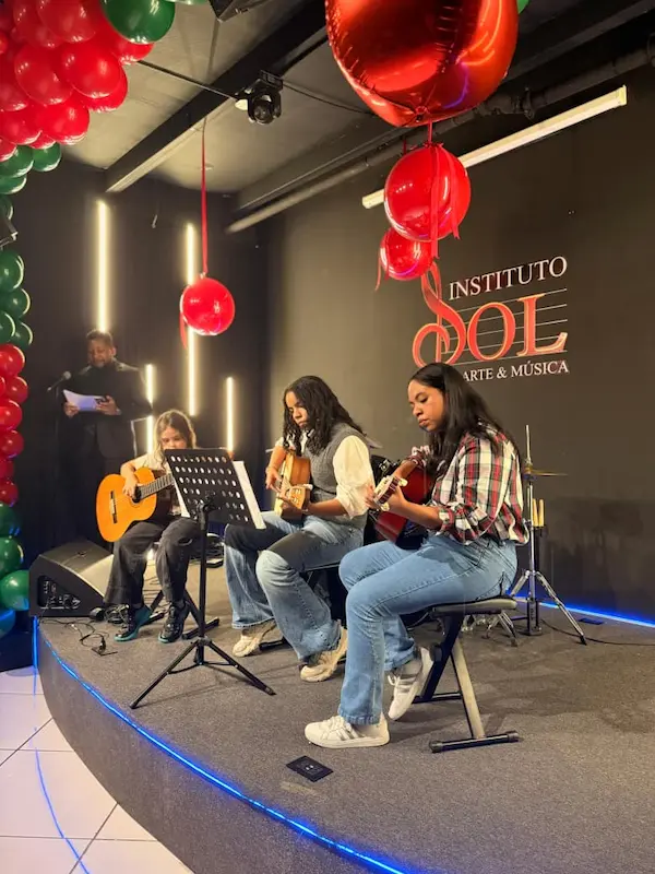 joven TOCANDO LA BATERIA CON MAESTRIA