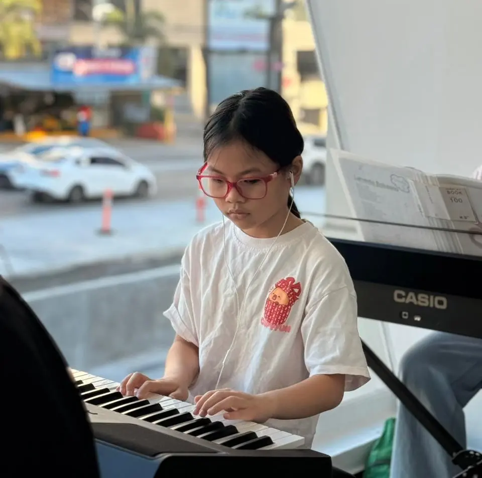 JOVEN TOCANDO EL PIANO CON MAESTRIA LEYENDO PARTITURAS