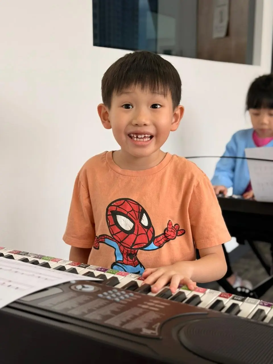niño tomando clases en instituto sol