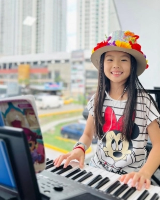 joven aprendiendo a tocar piano en academia de musica